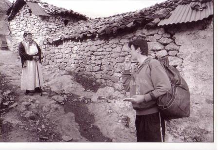 Jeune de la PJJ disant au revoir à sa grand-mère que nous étions passés voir dans la montagne de Kabylie. ("en France je suis Cyril mais là-bas je suis Sami" ) Photographie : Hervé Vincent Jeune de la PJJ disant au revoir à sa grand-mère que nous étions passés voir dans la montagne de Kabylie. ("en France je suis Cyril mais là-bas je suis Sami" ) Photographie : Hervé Vincent